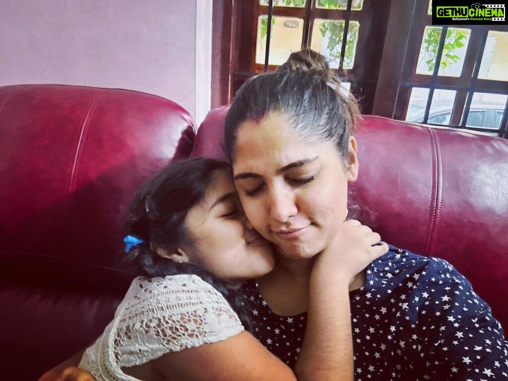 Muktha Instagram - My chakkara ❤️ brings so much joy to my heart with her tight hugs🧍🏻‍♀️ I love you ❤️❤️❤️ kanmani @kanmanikiara