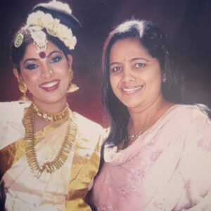 Muktha Instagram - അമ്മ  എന്നും ഇതുപോലെ ആയുരാരോഗ്യ സൗഖ്യത്തോടെ ഒരുപാട് സന്തോഷത്തോടെ എല്ലാ കാലവും ഞഞങ്ങളുടെ കൂടെ ഉണ്ടാവണേ...എന്ന പ്രാർത്ഥനയോടെ എന്റെ അമ്മക്കുട്ടിക്ക് 🎂 
പിറന്നാൾ ആശംസകൾ ❤️ 

@shalypathadan 
love you Amma ❤️