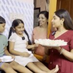 Muktha Instagram - കൺമണിയുടെ കുട്ടിയപ്പം 👧 To all moms out there I hope this video is worth watching👍🏻 New video out now Muktha and kanmani official Link in bio 📹 @doshymaria Edicting @doshymaria