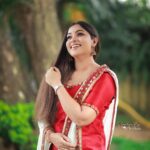 Muktha Instagram - Peace begins with a smile 😃 😃😃 Photography @ajinfotokada Attire always my choice @athma_designer_house