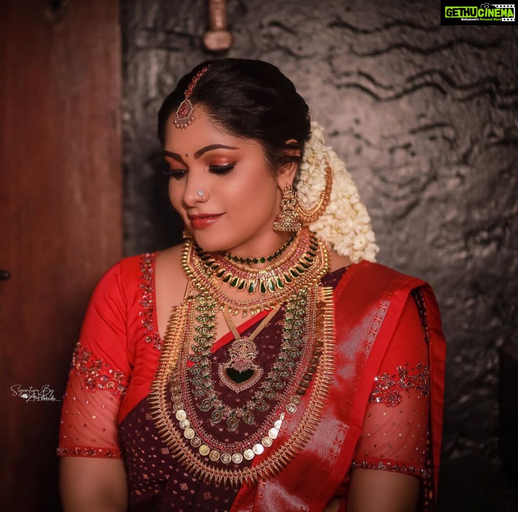 Muktha Instagram - Jewellery @mayoorajewelerydesigns Wedding attire @athma_designer_house Photography @ajinfotokada Hair &saree draping @delia_john__