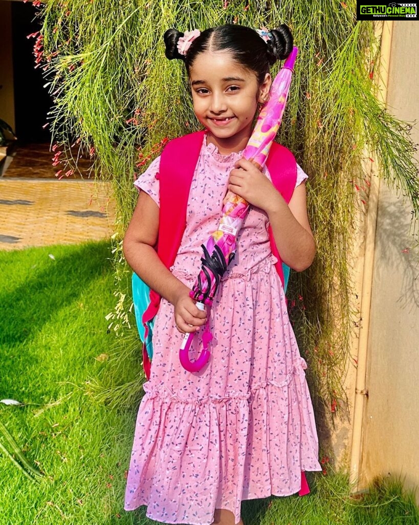 Muktha Instagram - First day school 🏫 Sending lots of love ❤️ & best wishes to you my little princess 👸. May you have so much fun today! @kanmanikiara @choiceschooltripunithura
