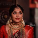 Muktha Instagram - Wedding attire @athma_designer_house Jewellery @mayoorajewelerydesigns MUA @actressmuktha Hairstylist @delia_john__ Photography @ajinfotokada Videography @vj_weddings_