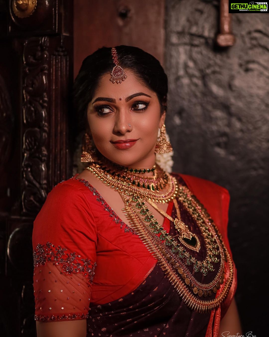 Muktha Instagram - Wedding attire @athma_designer_house Jewellery @mayoorajewelerydesigns Hair @delia_john__ Photography @ajinfotokada Videography @vj_weddings_