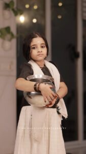 Muktha Instagram - കുഞ്ഞു ബാലാമണി 🥰
@navyanair143 @therealprithvi 

InFrame @kanmanikiara 
Styling.  @actressmuktha 
Videography @abi_fine_shooters 

#navyanair #nandhanammovie #kanmani #kiararinkutomy #prithviraj #malayalam #movie #cinema #childactor #balamani
