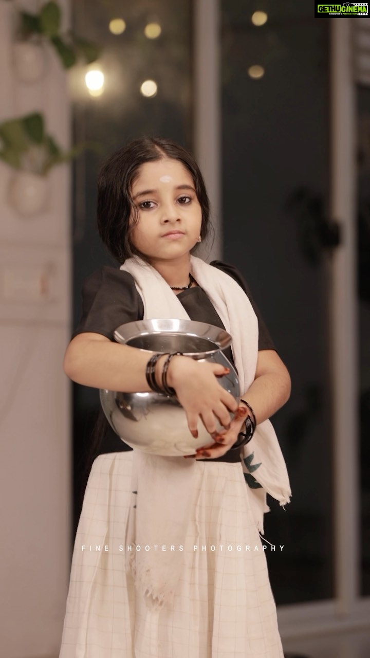 Muktha - 110.6K Likes - കുഞ്ഞു ബാലാമണി 🥰
@navyanair143 @therealprithvi
InFrame @kanmanikiara
Styling. @actressmuktha
Videography @abi_fine_shooters
#navyanair #nandhanammovie #kanmani #kiararinkutomy #prithviraj #malayalam #movie #cinema #childactor #balamani