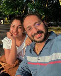 Muktha Instagram - First picture 

ഒരു Dubai show ക്ക് ഒരുമിച്ചു  ആദ്യം കണ്ടപ്പോൾ 
ഏട്ടൻ : ഒരു photo എടുത്തോട്ടെ കൂടെ ? 
@rinkutomy 

ഞാൻ :അതിനെന്താ എടുക്കാലോ 🤭

പിന്നെ അങ്ങോട്ട് നിർത്തേണ്ടി വന്നിട്ടില്ല photos 🤣🤣🤣🤣 @rinkutomy 
👫💏👨‍👩‍👧❤️
Thank you for being my better half. Happy birthday Eatta♥️♥️♥️♥️♥️♥️ @rinkutomy
