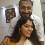 Muktha Instagram - First picture ഒരു Dubai show ക്ക് ഒരുമിച്ചു ആദ്യം കണ്ടപ്പോൾ ഏട്ടൻ : ഒരു photo എടുത്തോട്ടെ കൂടെ ? @rinkutomy ഞാൻ :അതിനെന്താ എടുക്കാലോ 🤭 പിന്നെ അങ്ങോട്ട് നിർത്തേണ്ടി വന്നിട്ടില്ല photos 🤣🤣🤣🤣 @rinkutomy 👫💏👨‍👩‍👧❤️ Thank you for being my better half. Happy birthday Eatta♥️♥️♥️♥️♥️♥️ @rinkutomy