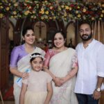Muktha Instagram - Family ❤️ Saree from @fabroses My blouse from @athma_designer_house Kiara attire @athma_designer_house Jewels from @priya_anokhi_ Photography @ajinfotokada @ranitomy1961 @rinkutomy @kanmanikiara