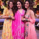 Mukti Mohan Instagram - Savaria on SaReGaMaPa @zeetv @neetimohan18 @mohanshakti @muktimohan #MohanSistersLive #MSL @vikrammontroseofficial @shekharastitwa @neetimohan18 @mohanshakti @muktimohan @salmanyusuffkhan @alishasingh.official @souravsharmaofficial @nrityashakti @ericpillai @dcatalentmusic @sonytvofficial @azeemdayani @surneetimusic @mohansisterslive @amit_thosar @karangupta @guptameghal @serene_subarno @ashishgirii @vishrut.dance @shreyandurjastyle @ritickasjalan @dwyessh_hairwizard @rasilaravariamua @saba_hair_makeupartist @jagtap721 Dancers: @ria_khanna26 @aboleenagarkar__ @mahikaa11 @danse_et_voyages @_rakshitaa @maiithilii.ii @rahul__74_ @monty_mandal @anishkj21 @_bhanu.18
