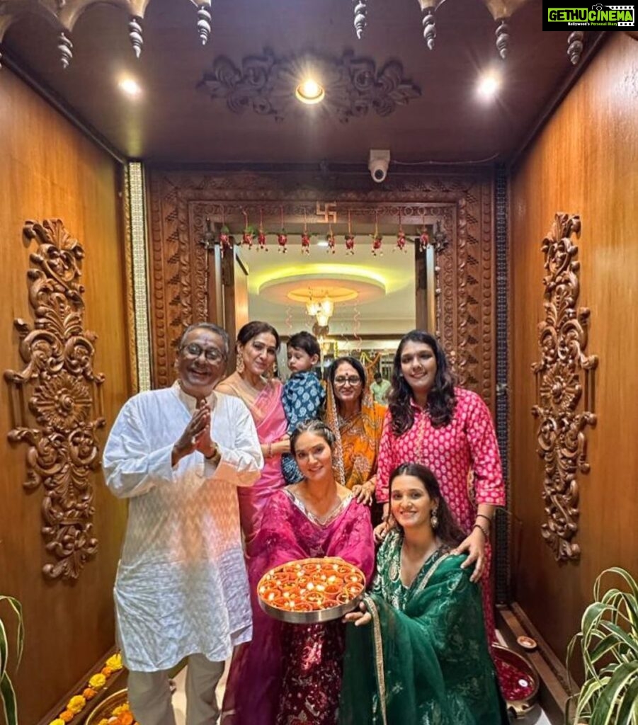 Mukti Mohan Instagram - Celebrating togetherness and light 🪔 Sending parivaar wala pyaar to you all 🤍