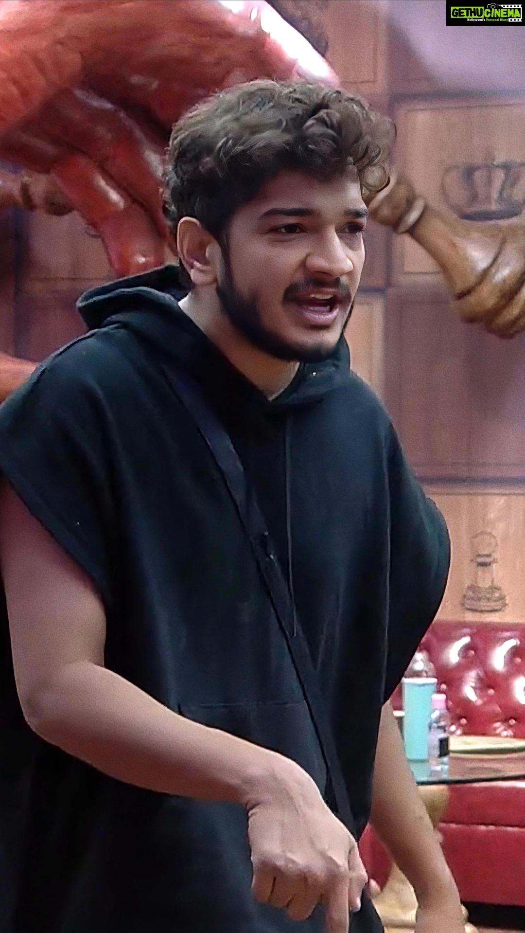 Munawar Faruqui Instagram - Razzak bhai mode on 😈 Dekhiye #BiggBoss17, Mon-Fri 10PM & Sat-Sun 9PM sirf #Colors aur @officialjiocinema par. #munawarfaruqui #bigboss #bb17 #munawarkijanta #munawarkewarrior #salmaankhan #dongritohearts #karlenge #MunawarlsTheBoss