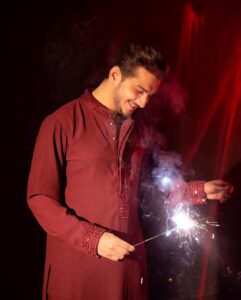Munawar Faruqui Instagram - Wishing everyone a very Happy Diwali 🪔❤️

Let’s pray for peace & love on this beautiful festival of lights, joy and lots of positivity. Sabko bahut sara pyaar ❤️

#happydiwali #munawarfaruqui