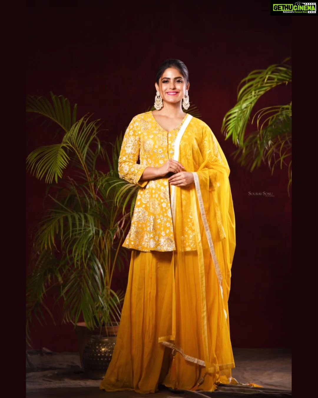 Naina Ganguly Instagram - Wishing you all Happy Akshay Tritiya and May this auspicious day of Eid-ul-Fitr bring joy, prosperity, and blessings to your life. Wishing you a joyous Eid-ul-Fitr filled with love, laughter, and togetherness. Eid Mubarak! π π· @photographer_sourav_26 π @ajitakolkata Styling by @subrata4462 π @baban.islam.54 . . . . . . . . . . . . . . . . . #eidmubarak #eidulfitr #eid #wishes #traditionalwear #indianwear #indianwomen #ootd #ootdindia #ootdfashion #picoftheday #photooftheday #lookoftheday #bestoftheday #tollywood #tollywoodactress #nainaganguly