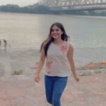 Naina Ganguly Instagram - Making memories in the city of joy. 🌁 ❤️ . . . . . . . . . . . . . . . . . . . . #reelsinsta #reelsinstagram #reelkarofeelkaro #feelitreelit #feelkaroreelkaro #feelkorboreelkorbo #newreels #reelsviral #reelsindia #cityofjoy #cityofjoykolkata #howrahbridge #kolkata #kolkatadiaries #streetofkolkata #igreels #igaddict #reeloftheday #actorslife #nainaganguly