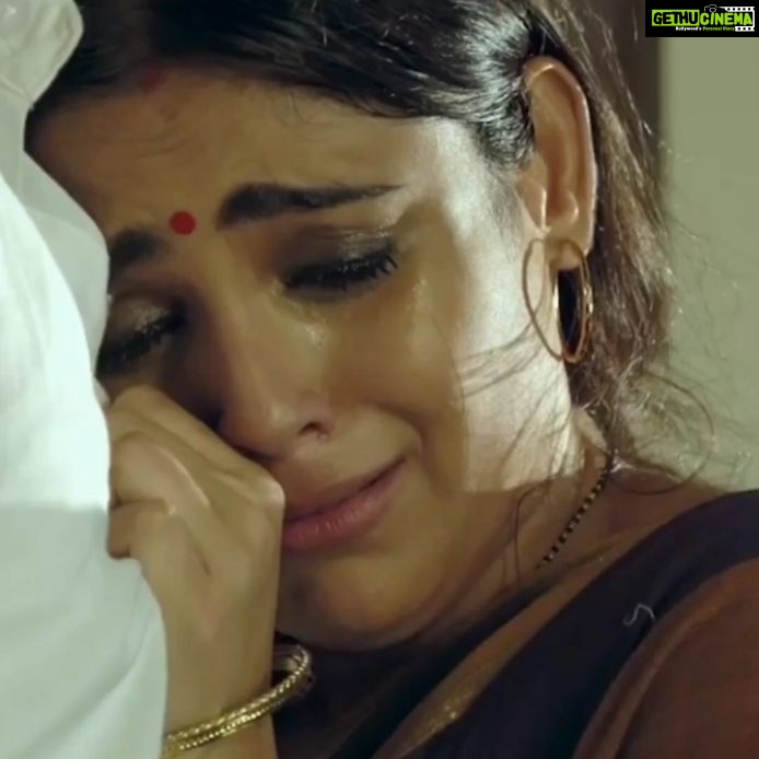 Naina Ganguly Instagram - Tears have no weight but it carries heavy feelings! 🥺 . . . . . . . . . . . . . . . . #emotionalscene #cry #feelings #nainaganguly #actress #actresslife #tollywood #tollywoodactress #vangaveeti #charitraheen #charitraheen2 #charitraheen3 #johaar #beautiful #mallimodalaindi #nainaganguly