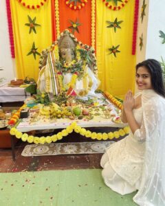 Naina Ganguly Instagram - Started my day by taking blessings from Bappa. 🌸🙏

Ganpati Bappa Morya 🙏
Mangal Murti Morya 🌸
.
.
.
.
.
.
.
.
.
.
.
.
.
.
.
#ganpati #ganeshutsav #happyganeshchaturthi #ganpatibappamorya #ganpatifestival #ganesha #took #blessings #indianfestival #indianwear #traditional #photo #photooftheday #lookoftheday #bestoftheday #tollywood #bollywood #nainaganguly