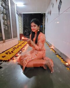Naina Ganguly Instagram - Diwali Evening! ❤🌟 

May it be a light to you in dark places, when all other lights go out.
👗 @abhistylez
.
.
.
.
.
.
.
.
.
.
.
.
#diwali #diwali2021 #diwaliwishes #deepavali #festiveseason #festivalfashion #festivalofindia #festivalofbengal #festivaloflights #igaddict #igersindia #instalook #instapost #instafashion #instagram #traditional #traditionalwear #tollywood #tollywoodactress #nainaganguly