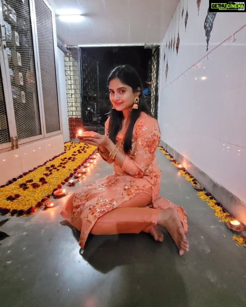 Naina Ganguly Instagram - Diwali Evening! ❤🌟 May it be a light to you in dark places, when all other lights go out. 👗 @abhistylez . . . . . . . . . . . . #diwali #diwali2021 #diwaliwishes #deepavali #festiveseason #festivalfashion #festivalofindia #festivalofbengal #festivaloflights #igaddict #igersindia #instalook #instapost #instafashion #instagram #traditional #traditionalwear #tollywood #tollywoodactress #nainaganguly
