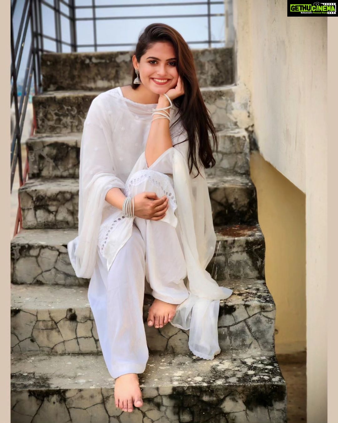 Naina Ganguly Instagram - Traditional fashion and looks never go out of style. 🤍🧿🪬 . . . . . . . . . . . . . . . . . . #ig #igaddict #iggood #igdaily #igfashion #igpost #instapost #instafashion #instalike #instagood #ootd #ootdfashion #ootdindia #indianwear #indiangirls #fashionista #fashiongram #fashionstyle #picoftheday #photooftheday #lookoftheday #bestoftheday #tollywood #tollywoodactress #nainaganguly