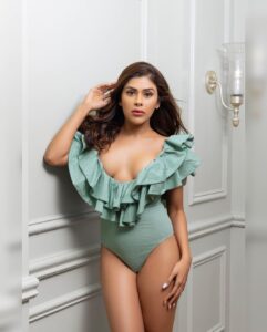 Naira Shah Instagram - Eyes On Me 👀

Pic credits @mannishthakkur 

Styled by.  @nishchay
Mua.  @makeupartistsunilpatil 
  @beautifulstoriesbyshefali 

#NairaShah #Actress #Fashion #CameraReady #Style #InstaFashion #Glam #Photoshoot