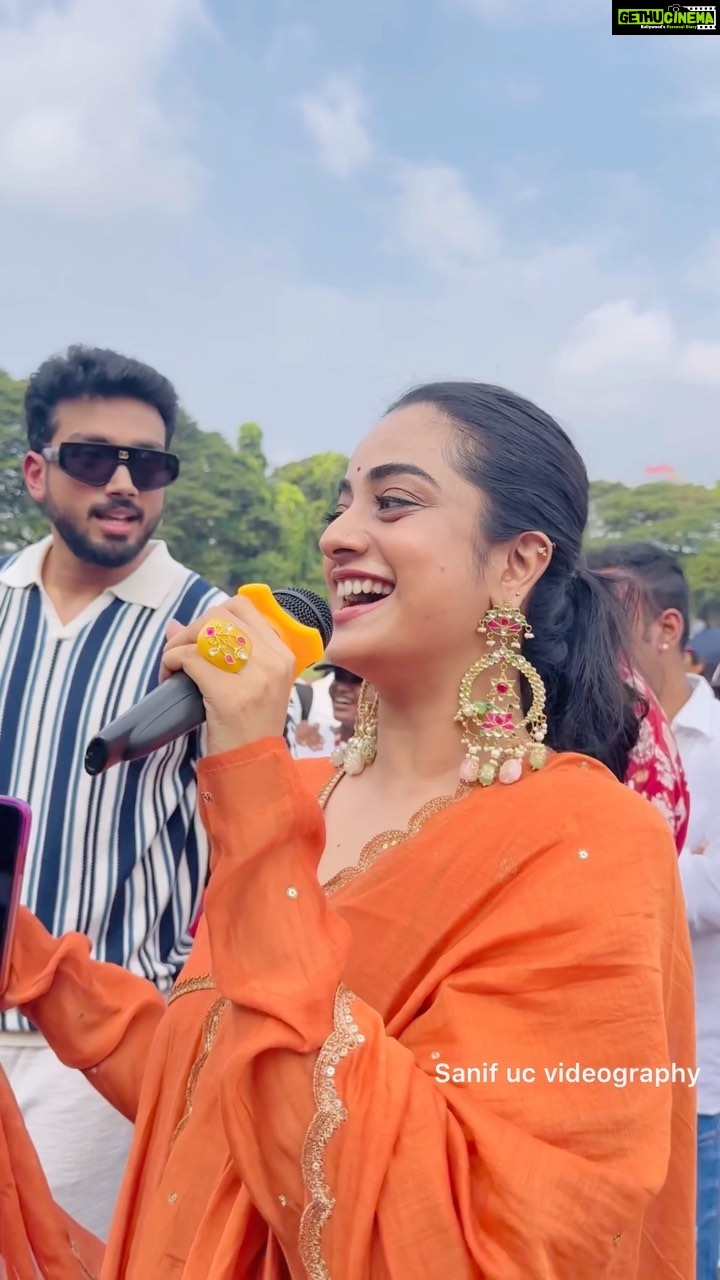 Namitha Pramod Instagram - What an energy!!!💛 Rajni movie promotions with lovely ladies of STC ♥️ Captured by : @sanif_uc_gram @kalidas_jayaram @official_ashwinkkumar