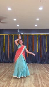 Namrata Shirodkar Instagram - Take 1: #SarangaDariya ✨ Taught by: @aneemaster HMU: @gotomirrors Jewellery: @jewellery_vajra Clothing: @madhurasdesignerstudio Studio courtesy: @ng_dance_academy