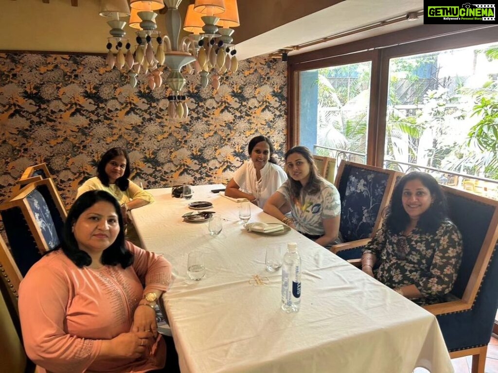 Namrata Shirodkar Instagram - Too much indulgence ♥️♥️ with my girl gang!! #HappyLunches #HappyUs @vadlamudishilpa @sulakshana_19 @sunayanau