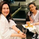 Namrata Shirodkar Instagram – From Shahran kebabs to mirchi bhajis… An evening of fun and laughter paired with some delectable home food!! 🍢 Thank you @iamdivyareddy for hosting a memorable evening…one of our many firsts!! 🤗🤗🤗

@sabina.xavier @xavieraugustin @aniketh.reddy