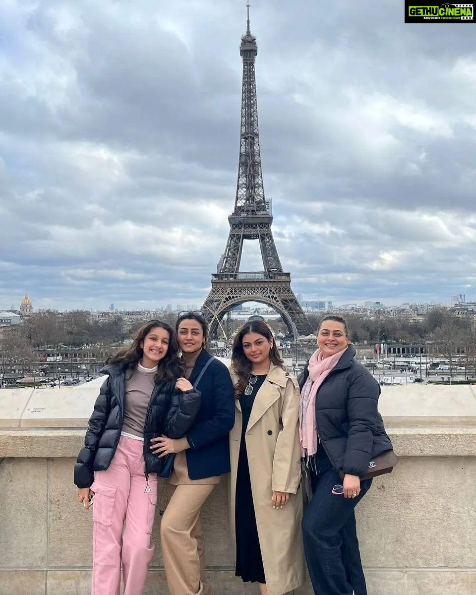 Namrata Shirodkar Instagram - Trocadéro... Paris is never complete without a visit to the Eiffel 🗼♥️♥️♥️ #eiffeltower #sisterstogether Eiffel Tower - Paris, France