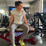 Namrata Shirodkar Instagram – Clear your mind of “can’t”!! 💪

@maheshkollamsetti 
.
.
.
#gymday #workout #fitness