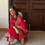 Namrata Shirodkar Instagram - Red leaves the other colours blushing with emotions ♥️♥️♥️
