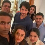 Namrata Shirodkar Instagram - Impromptu dinners!! Always the best 😊😊 #Unwind #GoodTimes @urstrulymahesh @diabhupal @krishnarbhupal @swathi.fineart @iamsswathy @vishnuraju1