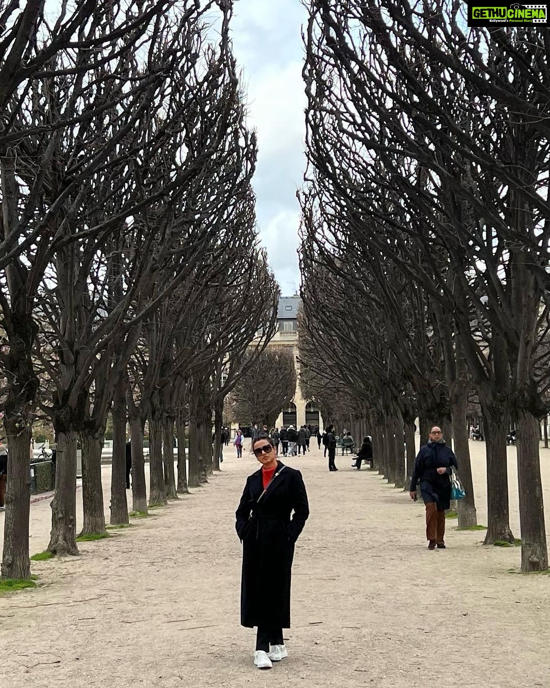 Namrata Shirodkar Instagram - Loving the do nothing vibe in leisurely paris .. ♥️♥️♥️.. some time out with the girl gang ♥️♥️making memories 😍😍😍 Jardin du Palais-Royal