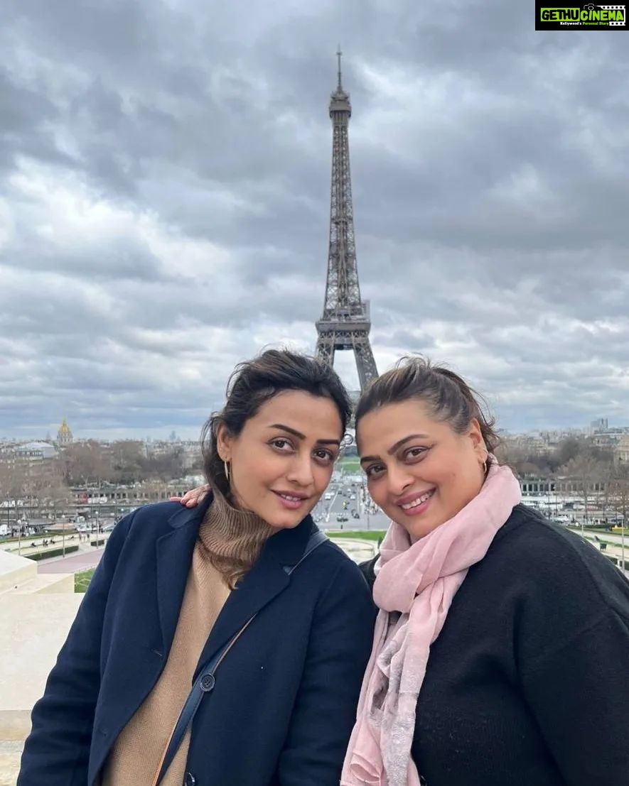 Namrata Shirodkar Instagram - Trocadéro... Paris is never complete without a visit to the Eiffel 🗼♥️♥️♥️ #eiffeltower #sisterstogether Eiffel Tower - Paris, France