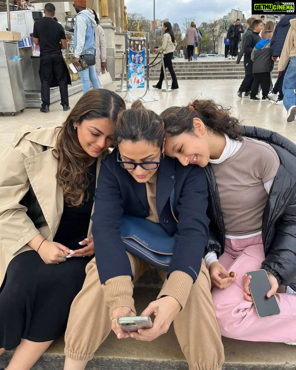 Namrata Shirodkar Instagram - Trocadéro... Paris is never complete without a visit to the Eiffel 🗼♥️♥️♥️ #eiffeltower #sisterstogether Eiffel Tower - Paris, France