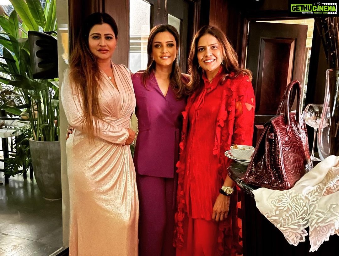 Namrata Shirodkar Instagram - You don’t need a reason to get together!! Thankyou my dearest @diabhupal @krishnarbhupal for hosting some of the best evenings! ♥️♥️#goodfriends #timeout Hyderabad