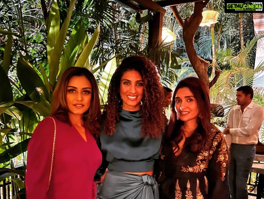 Namrata Shirodkar Instagram - You don’t need a reason to get together!! Thankyou my dearest @diabhupal @krishnarbhupal for hosting some of the best evenings! ♥️♥️#goodfriends #timeout Hyderabad