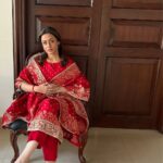 Namrata Shirodkar Instagram - Red leaves the other colours blushing with emotions ♥️♥️♥️