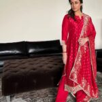 Namrata Shirodkar Instagram - Red leaves the other colours blushing with emotions ♥️♥️♥️