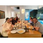 Namrata Shirodkar Instagram - Impromptu dinners!! Always the best 😊😊 #Unwind #GoodTimes @urstrulymahesh @diabhupal @krishnarbhupal @swathi.fineart @iamsswathy @vishnuraju1