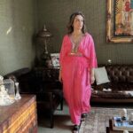 Namrata Shirodkar Instagram - Pink is the new black! 💗 @surilyg #Holiday2022