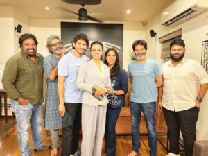 Namrata Shirodkar Instagram - Little moments in my big city of dreams ♥️♥️♥️ Thanks my Shazia for the best homemade meal!! 🤗♥️ #Mumbai #Friends #HomeFood 

@urstrulymahesh #Trivikram @musicthaman  @meherramesh @avigowariker @shaziaqg