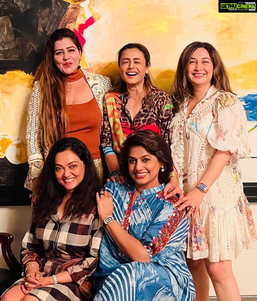 Namrata Shirodkar Instagram - A typically expected fun night with the fun girls of hyd!!! Timeout and time found .. here’s to many such more ones .. ♥️♥️♥️♥️♥️our own new forum 🤪🤪🤪love you girls 🥰🥰🥰