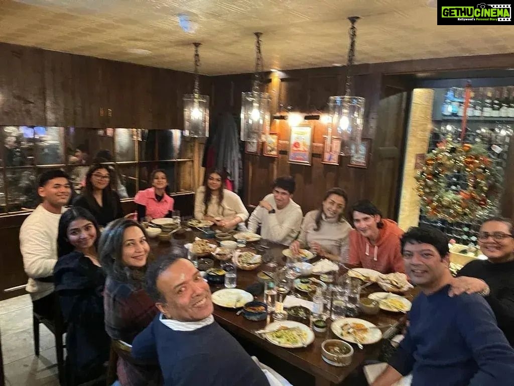 Namrata Shirodkar Instagram - Pub lunches... Michelin dinners... Tavern visits... One big bunch of happiness wrapped together with some great memories!! ❤️❤️❤️ #London