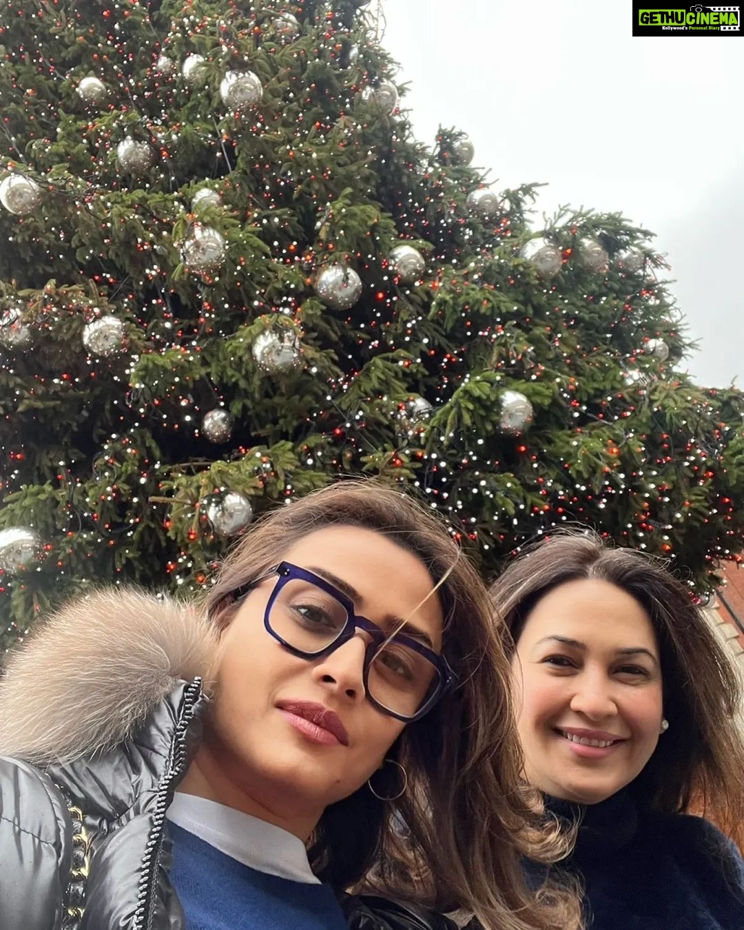 Namrata Shirodkar Instagram - As we begin the new year, I just want to thank all the special people in my life who have listened without judgement, cared for me and loved me no matter what!! Leaving behind the last year with many goods and bads and looking forward to the new one!! ♥️♥️♥️ Happy new year everyone!! #2023 🤗🤗🤗 @urstrulymahesh @gautamghattamaneni @sitaraghattamaneni @anoushkaranjit @shilpashirodkar73 @ranjitaparesh @sabina.xavier @xavieraugustin @yana._.xavier @zaratakespictures