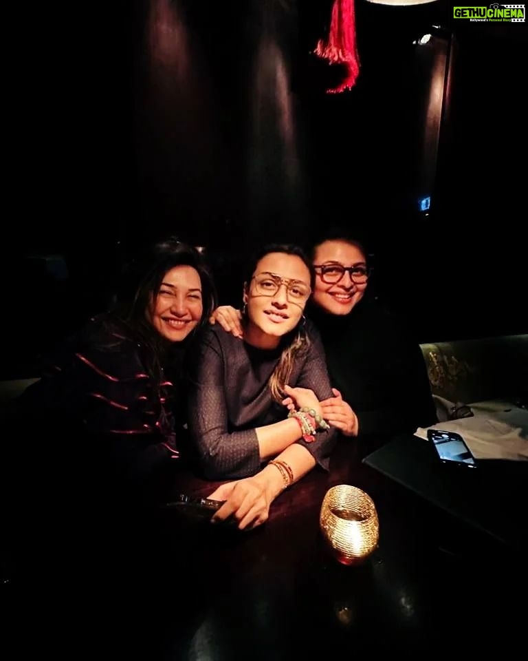 Namrata Shirodkar Instagram - About last night ♥️ Happy anniversary @sabina.xavier & @xavieraugustin! 🤗🤗🤗 Wishing you many such years of happiness and togetherness!! ♥️ #London