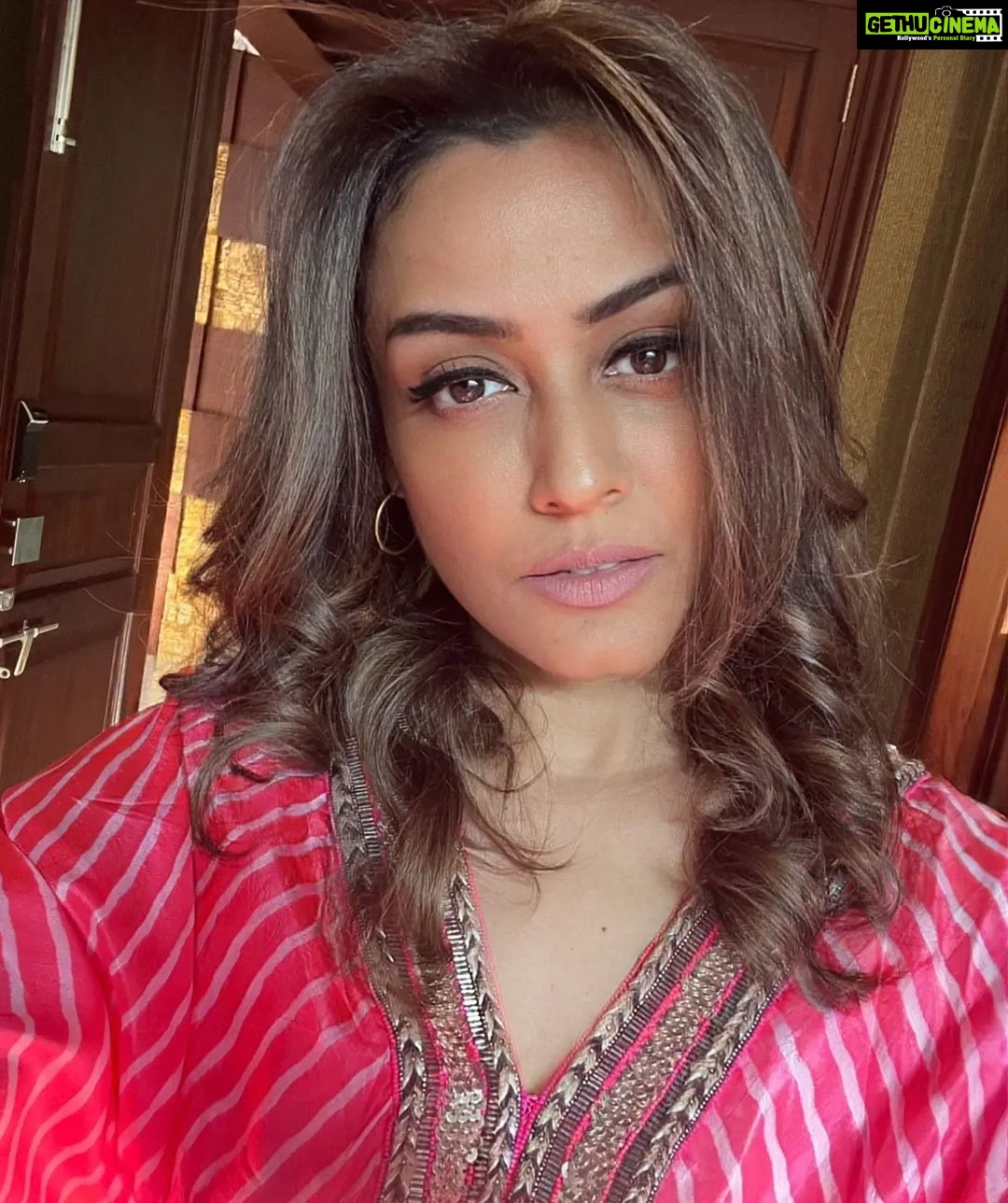 Namrata Shirodkar Instagram - Pink is the new black! 💗 @surilyg #Holiday2022