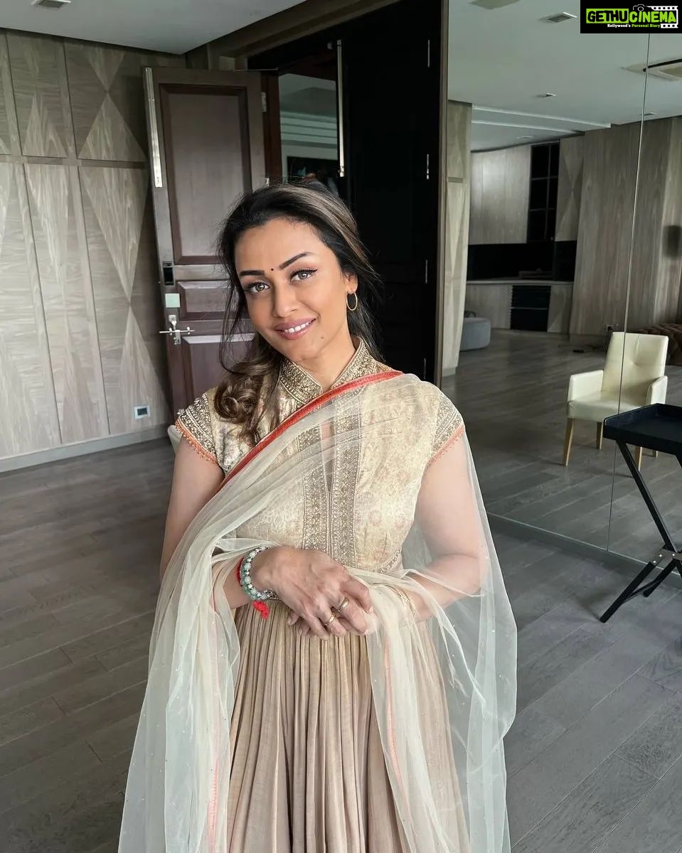 Namrata Shirodkar Instagram - Chic meets classic ✨ The signature @taruntahiliani!