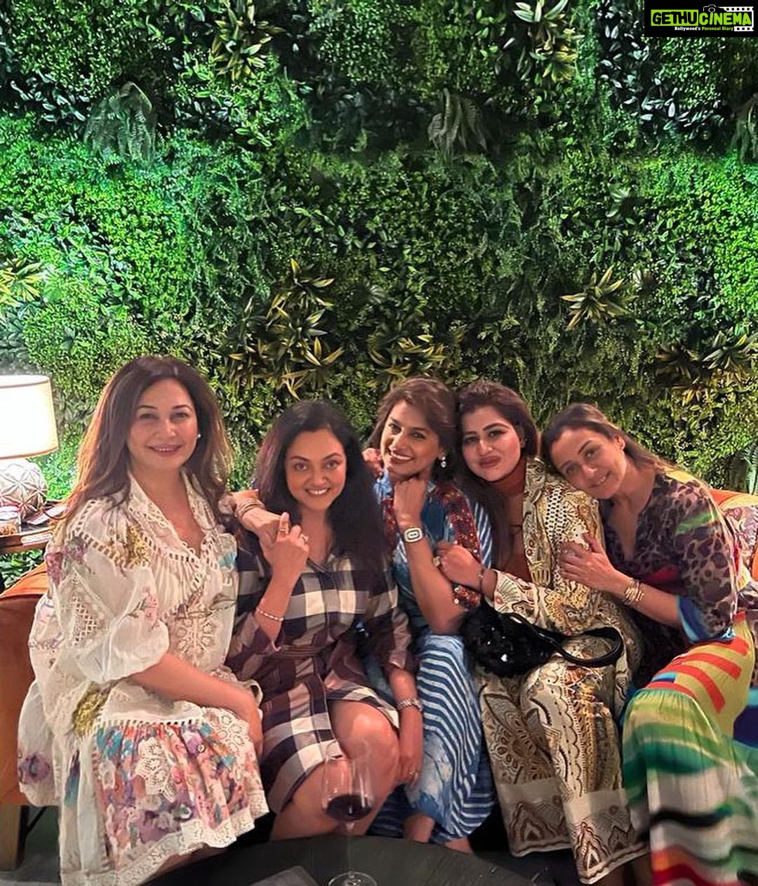 Namrata Shirodkar Instagram - A typically expected fun night with the fun girls of hyd!!! Timeout and time found .. here’s to many such more ones .. ♥️♥️♥️♥️♥️our own new forum 🤪🤪🤪love you girls 🥰🥰🥰